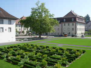 Der Klosterhof dient der Begegnung und Erholung sowie der Durchführung von kulturellen Veranstaltungen. 