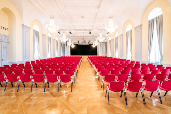 Der wunderschne Festsaal im Kloster Muri (15.3m x 21.8m) eignet sich hervorragend fr grssere Bankette (bis 360 Personen) oder Anlsse aller Art (Maximalbelegung 400 Personen).